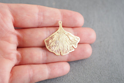 10 Ginkgo Blatt Anhänger aus Messing, 30mm in Gold, Silber oder Roségold, Ginko Baum Pflanze, Charm Schmuckzubehör