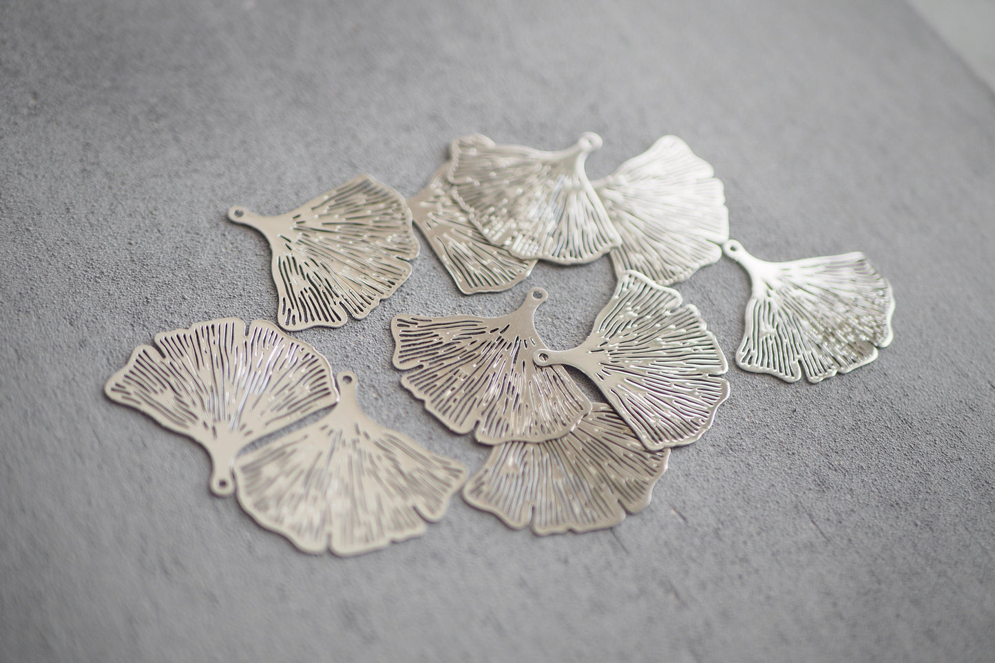 10 Ginkgo Blatt Anhänger aus Messing, 30mm in Gold, Silber oder Roségold, Ginko Baum Pflanze, Charm Schmuckzubehör