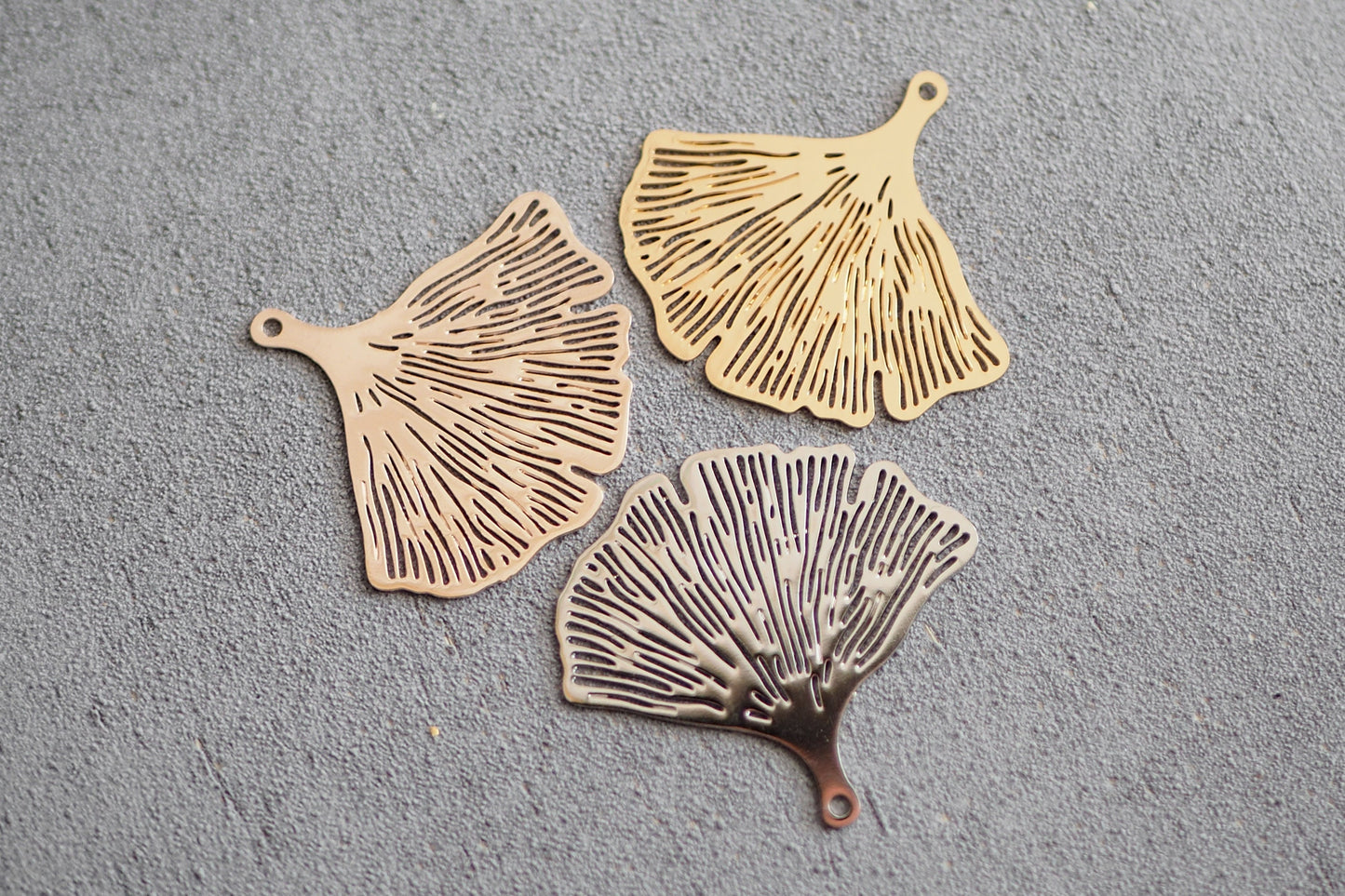10 Ginkgo Blatt Anhänger aus Messing, 30mm in Gold, Silber oder Roségold, Ginko Baum Pflanze, Charm Schmuckzubehör