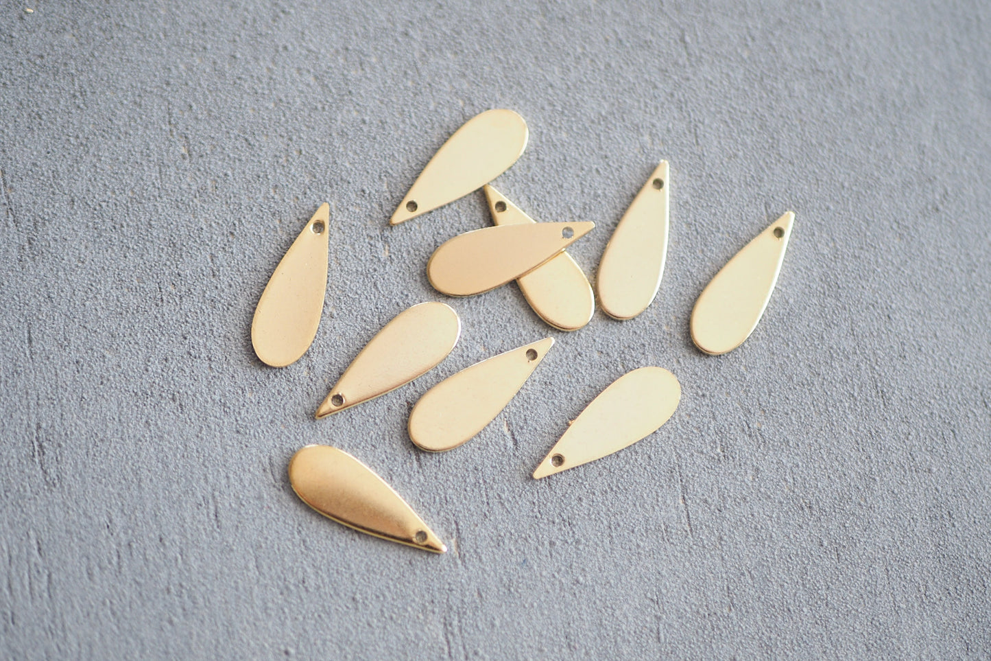 10 Tropfen Anhänger 19 x 7mm aus Rohmessing 24 Karat vergoldet o. 925er versilbert, geometrisch Träne minimalistisch, Schmuckzubehör