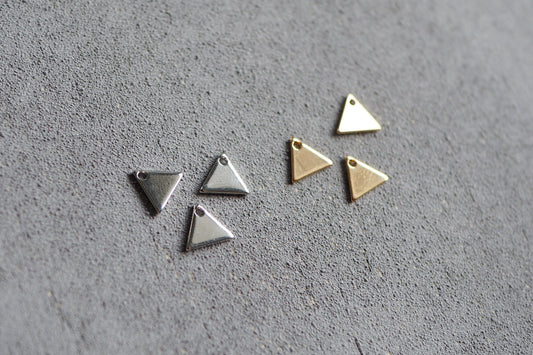 20 mini Dreieck Anhänger aus Messing, 7x8mm, 18 Karat vergoldet oder echt platiniert, geometrisch minimalistisch dreieckig, Schmuckzubehör