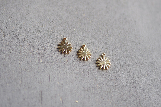 10 kleine Blumen Anhänger aus Messing, 18 Karat echt vergoldet, 10x8mm, Blume Gänseblümchen Blüte Seerose Charm, Schmuckzubehör