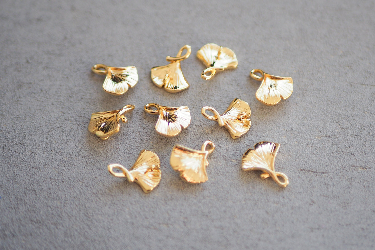 10 Ginkgo Blatt Verbinder, 14mm x 12mm, 18 Karat echt vergoldet, Ginkgoblatt Blätter Laub Herbst, Schmuckzubehör Gold