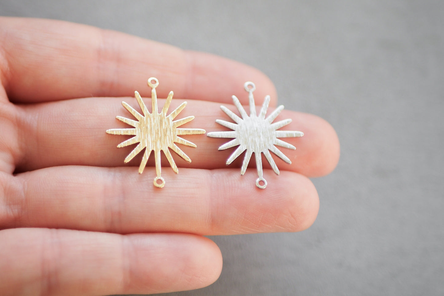 10 Sonnen Verbinder aus Messing echt vergoldet o. platiniert, 26mm x 22mm in Gold oder Silber, Sonnenfinsternis Sonne Mond, Schmuckzubehör