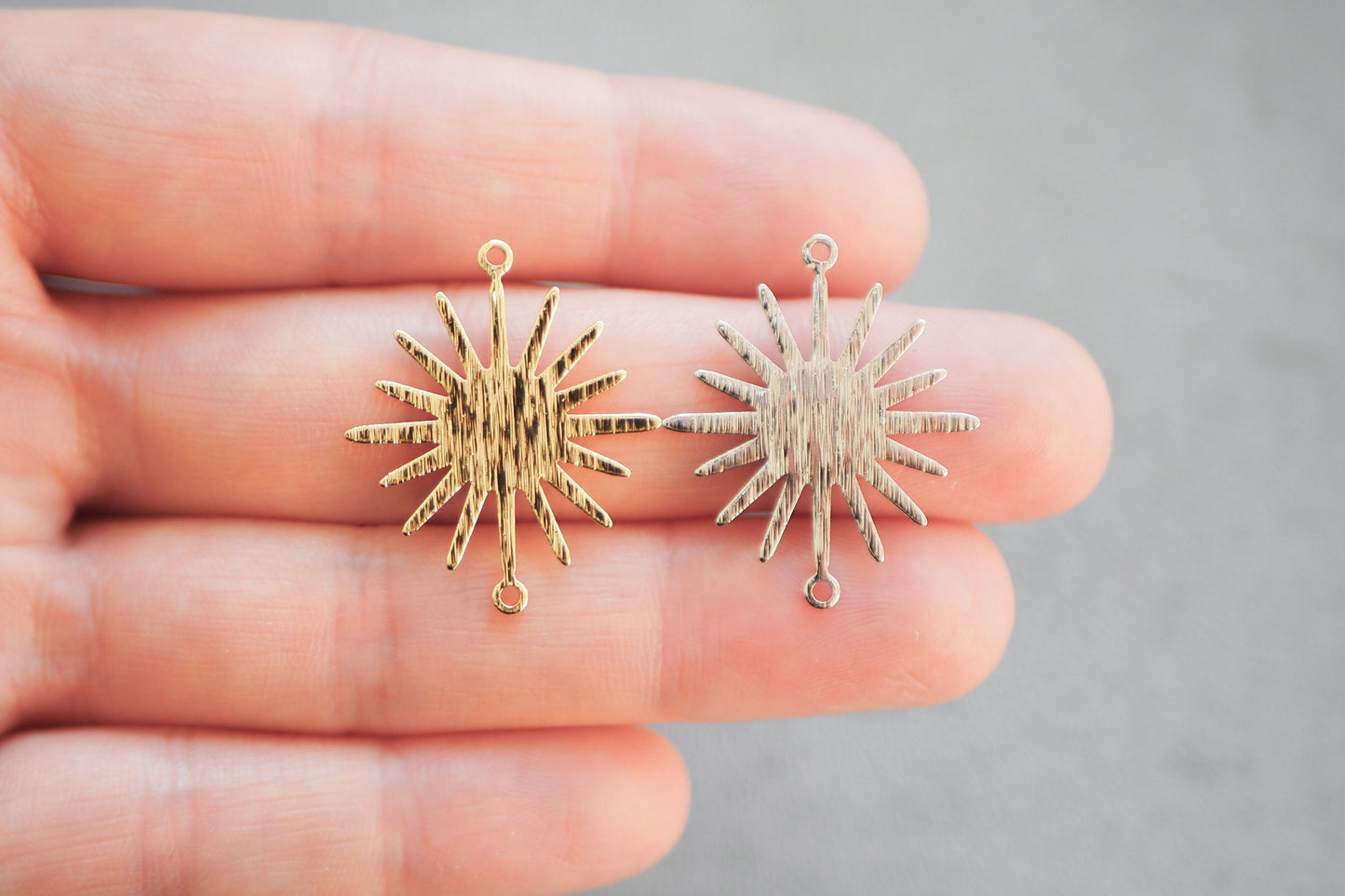 10 Sonnen Verbinder aus Messing echt vergoldet o. platiniert, 26mm x 22mm in Gold oder Silber, Sonnenfinsternis Sonne Mond, Schmuckzubehör