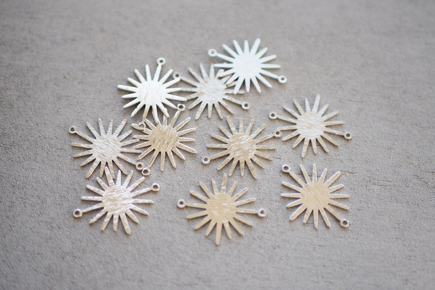 10 Sonnen Verbinder aus Messing echt vergoldet o. platiniert, 26mm x 22mm in Gold oder Silber, Sonnenfinsternis Sonne Mond, Schmuckzubehör