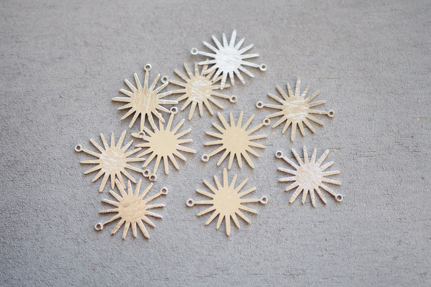 10 Sonnen Verbinder aus Messing echt vergoldet o. platiniert, 26mm x 22mm in Gold oder Silber, Sonnenfinsternis Sonne Mond, Schmuckzubehör