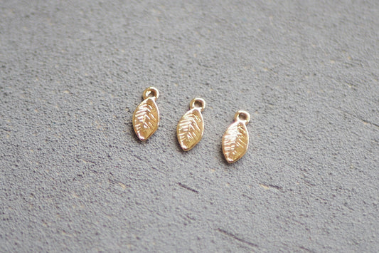 20 mini Blatt Anhänger aus Messing 18 Karat echt vergoldet, 10mm x 4mm, Blättchen Blätter Laub Herbst Feder, Schmuckzubehör Gold