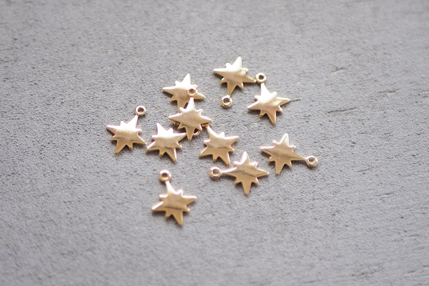 10 Stern Anhänger aus Messing 18 Karat echt vergoldet, 14mm x 11mm, Nordstern Polarstern Weihnachtsstern, Schmuckzubehör Gold