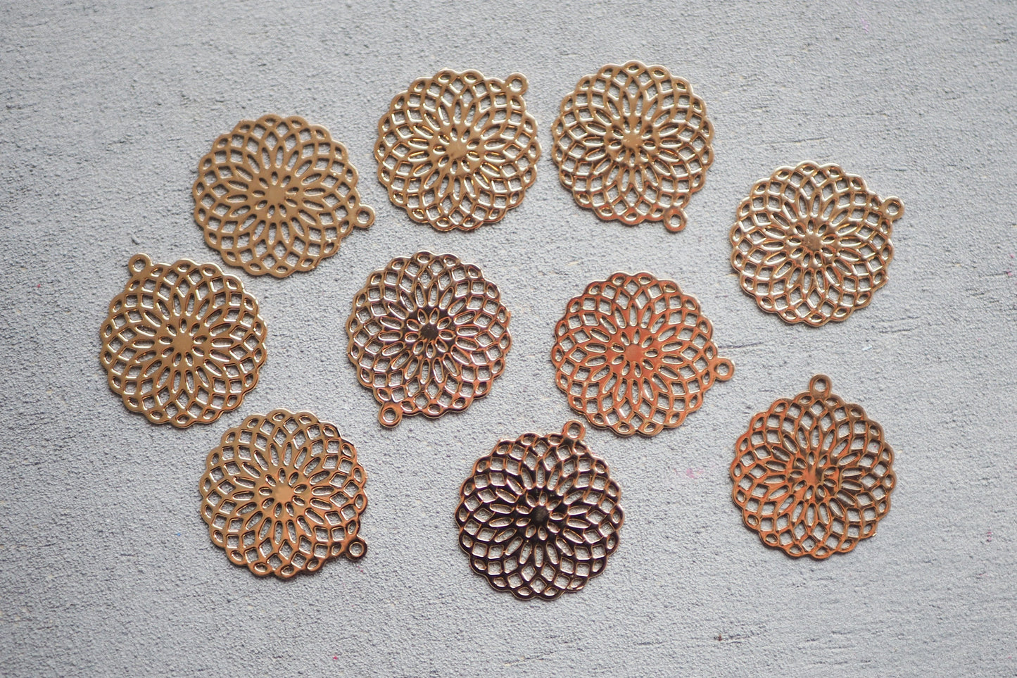 10x filigrane Mandala Anhänger aus Messing, 25mm in Gold oder Silber, Blume des Lebens Lebensblume Yoga, Schmuckzubehör