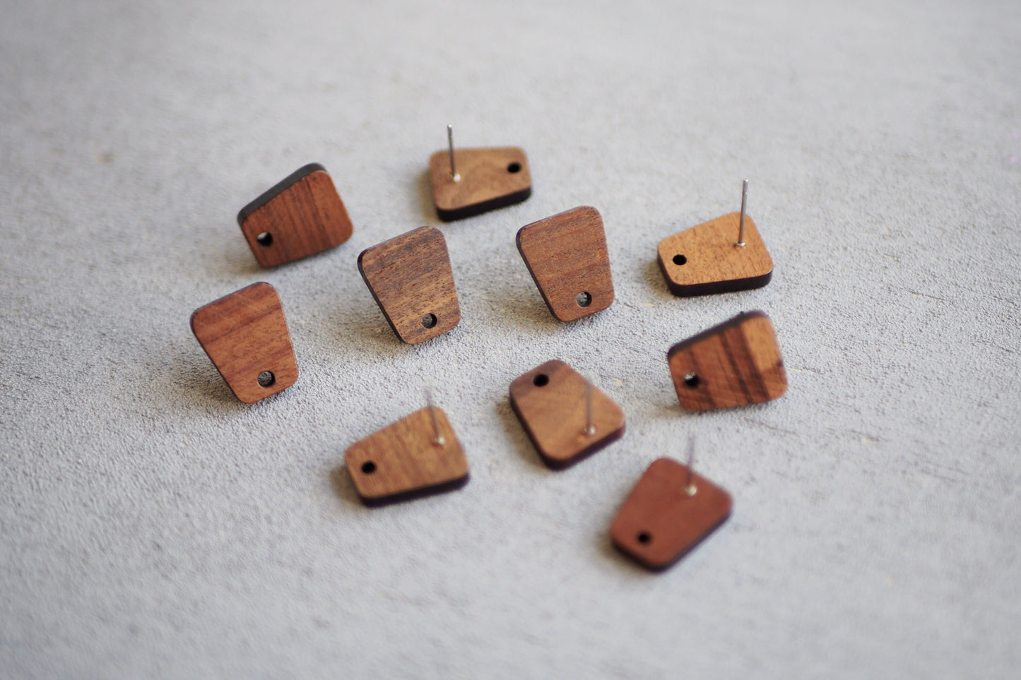 10x Holz Ohrstecker trapezförmig, 14mm x 12mm, Schmuckzubehör für DIY Schmuck, Trapez Viereck Rechteck,  Walnuss Holz Ohrringe Ohrschmuck