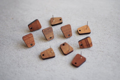 10x Holz Ohrstecker trapezförmig, 14mm x 12mm, Schmuckzubehör für DIY Schmuck, Trapez Viereck Rechteck,  Walnuss Holz Ohrringe Ohrschmuck