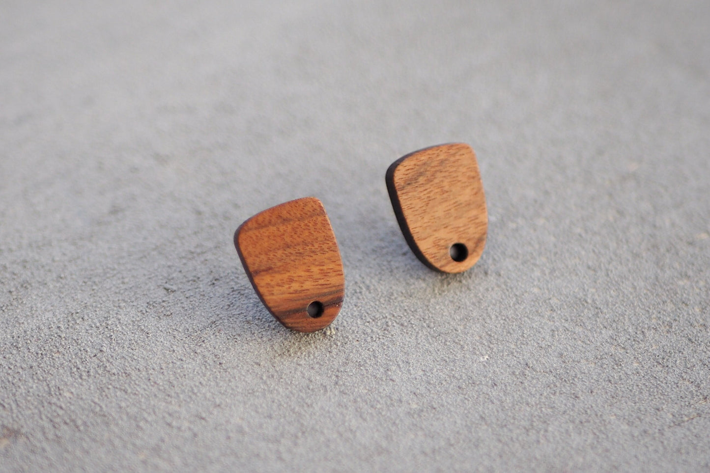 10x Holz Ohrstecker trapezförmig, 15mm x 11mm, Schmuckzubehör für DIY Schmuck, Trapez Viereck Rechteck,  Walnuss Holz Ohrringe Ohrschmuck