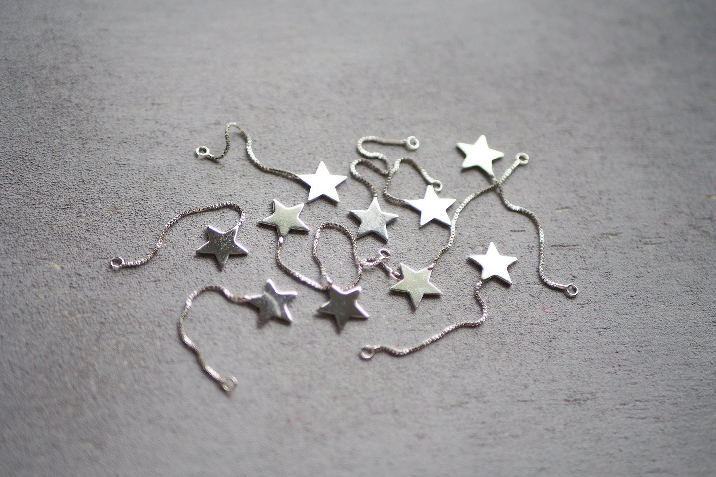 10 Stern Anhänger an Kette aus Messing, echt vergoldet o. platiniert, 56mm x 12mm, Weihnachten Sterne Ketten, Schmuckzubehör Gold Silber