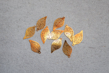 10x kleine Blatt Anhänger aus Edelstahl, 19mm x 10mm, 18 Karat echt vergoldet, Herbst Blättchen Laub Blätter, Gold Schmuckzubehör