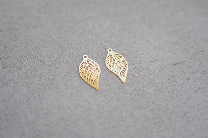 10x kleine Blatt Anhänger aus Edelstahl, 19mm x 10mm, 18 Karat echt vergoldet, Herbst Blättchen Laub Blätter, Gold Schmuckzubehör