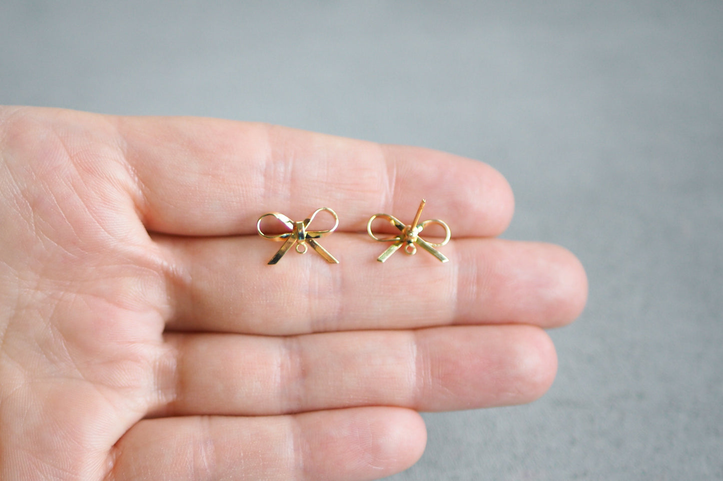 5 Paar Schleifen Ohrstecker aus Messing 18 Karat echt vergoldet, 10mm x 15mm, schmale Schleife Weihnachten Band, Schmuckzubehör Gold
