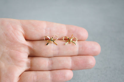5 Paar Schleifen Ohrstecker aus Messing 18 Karat echt vergoldet, 10mm x 15mm, schmale Schleife Weihnachten Band, Schmuckzubehör Gold