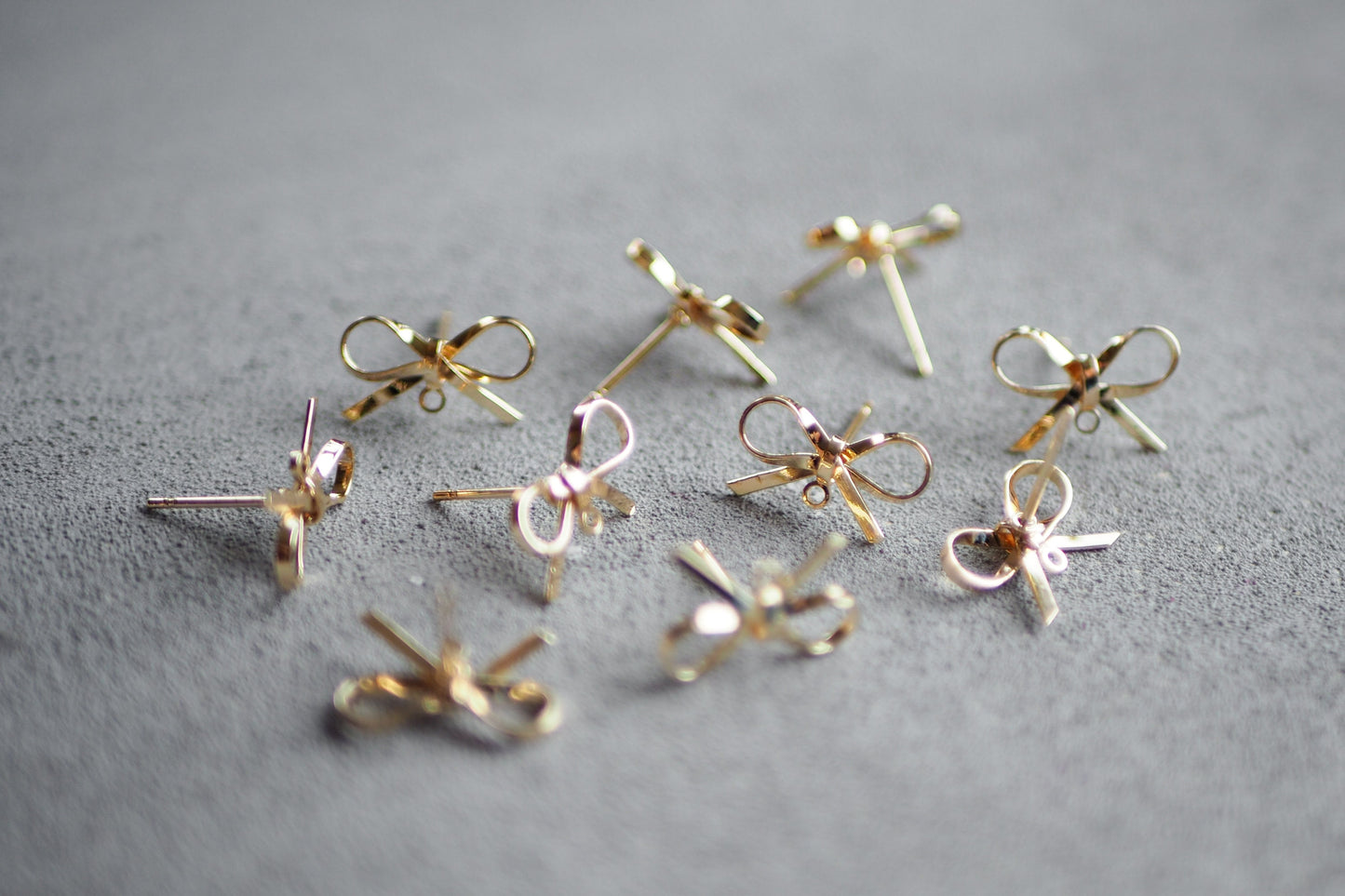 5 Paar Schleifen Ohrstecker aus Messing 18 Karat echt vergoldet, 10mm x 15mm, schmale Schleife Weihnachten Band, Schmuckzubehör Gold