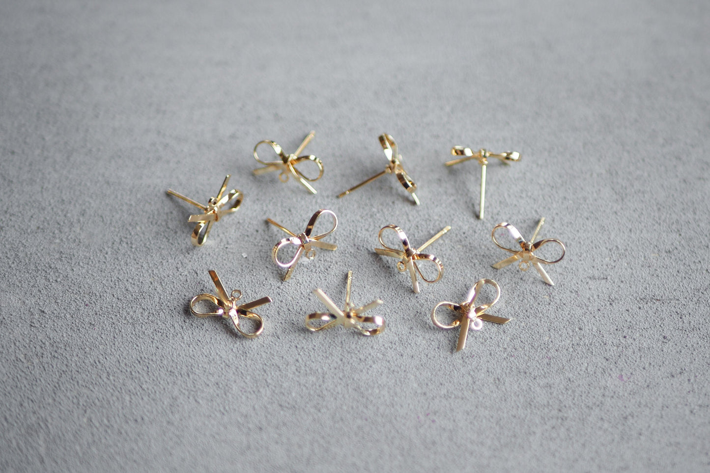 5 Paar Schleifen Ohrstecker aus Messing 18 Karat echt vergoldet, 10mm x 15mm, schmale Schleife Weihnachten Band, Schmuckzubehör Gold