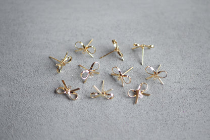 5 Paar Schleifen Ohrstecker aus Messing 18 Karat echt vergoldet, 10mm x 15mm, schmale Schleife Weihnachten Band, Schmuckzubehör Gold