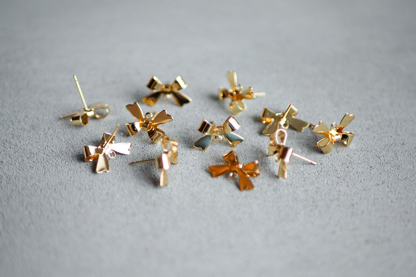 5 Paar Schleifen Ohrstecker aus Messing 18 Karat echt vergoldet, 10mm x 15mm, schmale Schleife Weihnachten Band, Schmuckzubehör Gold