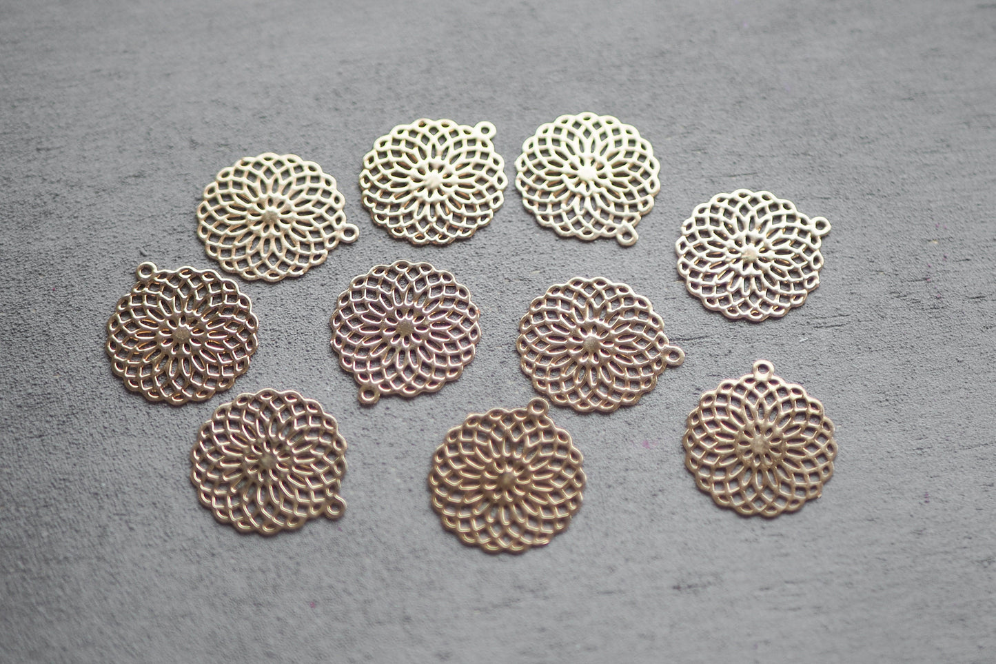 10x filigrane Mandala Anhänger aus Messing, 25mm in Gold oder Silber, Blume des Lebens Lebensblume Yoga, Schmuckzubehör