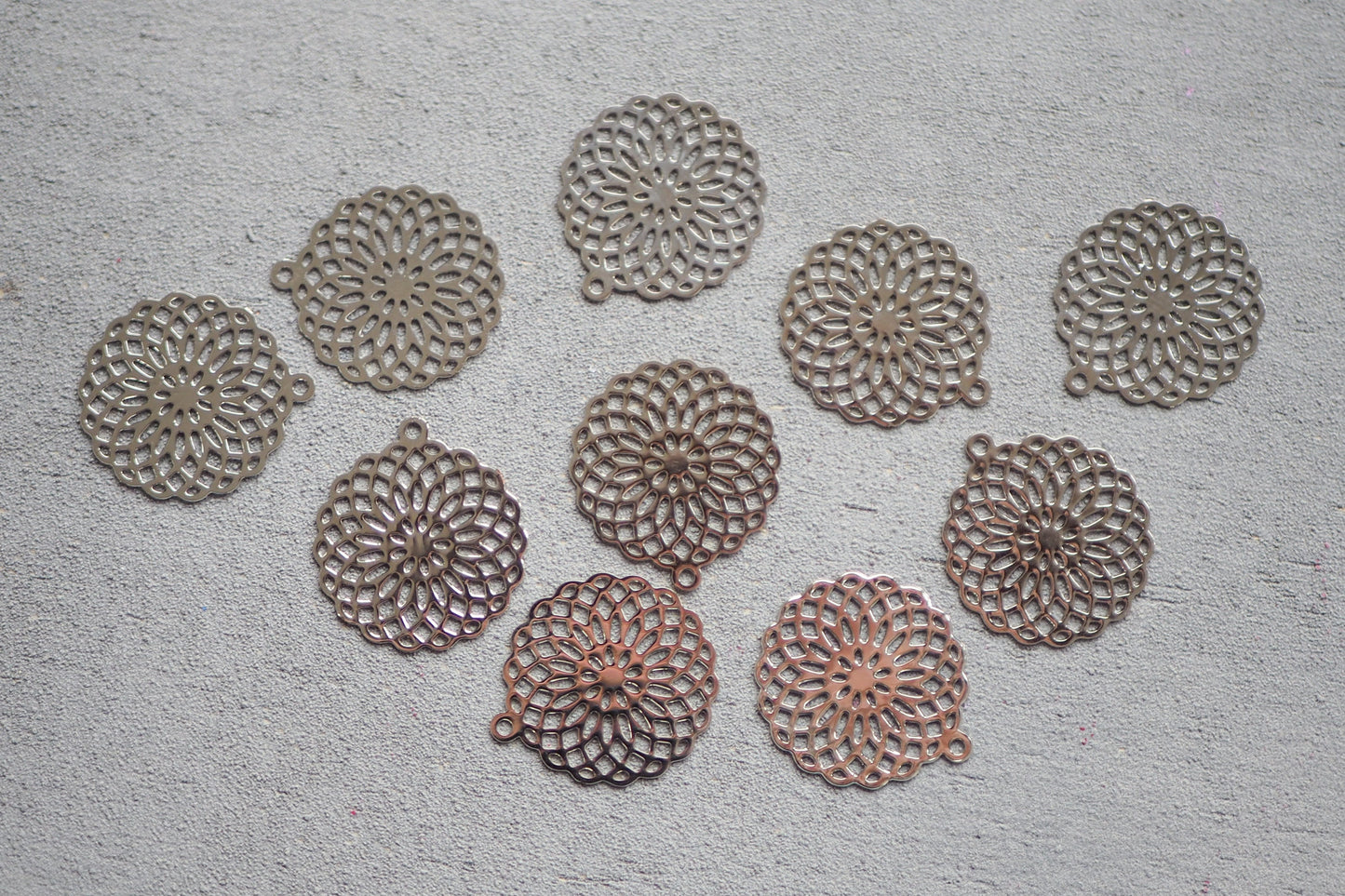 10x filigrane Mandala Anhänger aus Messing, 25mm in Gold oder Silber, Blume des Lebens Lebensblume Yoga, Schmuckzubehör
