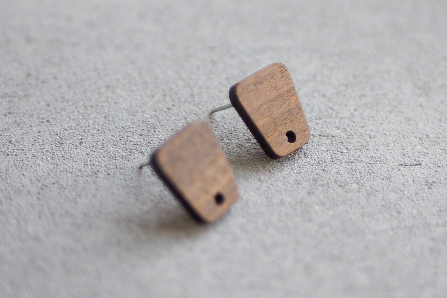 10x Holz Ohrstecker trapezförmig, 14mm x 12mm, Schmuckzubehör für DIY Schmuck, Trapez Viereck Rechteck,  Walnuss Holz Ohrringe Ohrschmuck