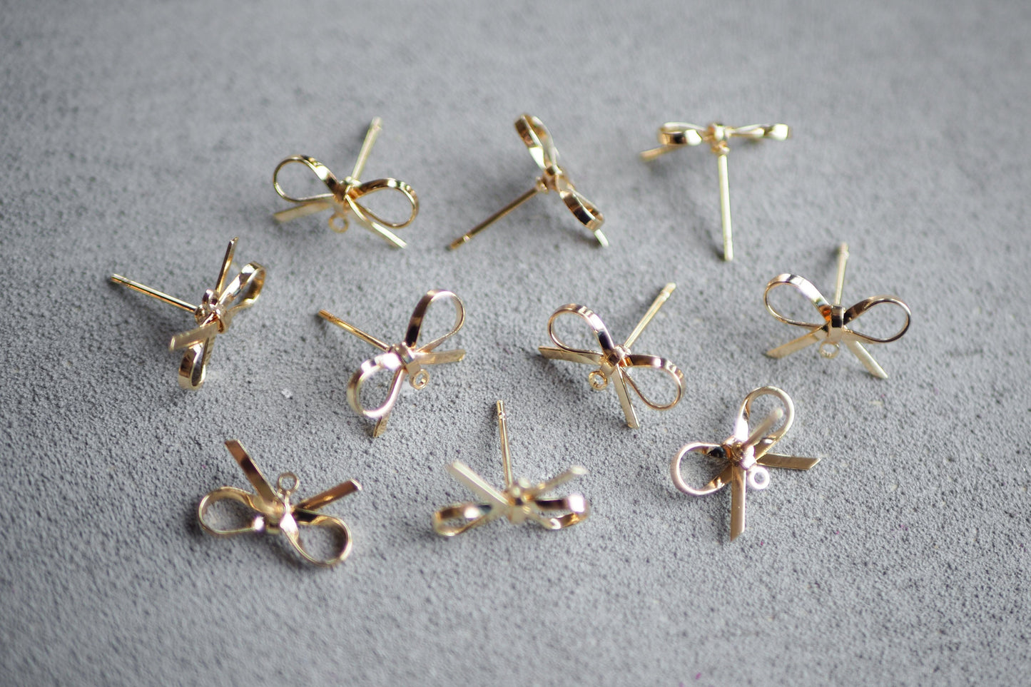 5 Paar Schleifen Ohrstecker aus Messing 18 Karat echt vergoldet, 10mm x 15mm, schmale Schleife Weihnachten Band, Schmuckzubehör Gold
