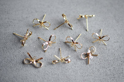 5 Paar Schleifen Ohrstecker aus Messing 18 Karat echt vergoldet, 10mm x 15mm, schmale Schleife Weihnachten Band, Schmuckzubehör Gold