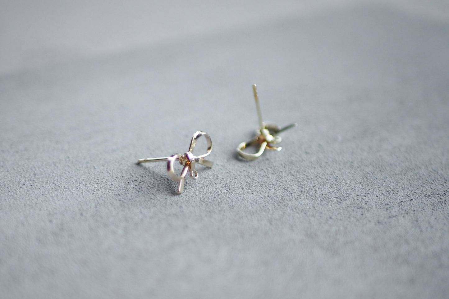 5 Paar Schleifen Ohrstecker aus Messing 18 Karat echt vergoldet, 10mm x 15mm, schmale Schleife Weihnachten Band, Schmuckzubehör Gold