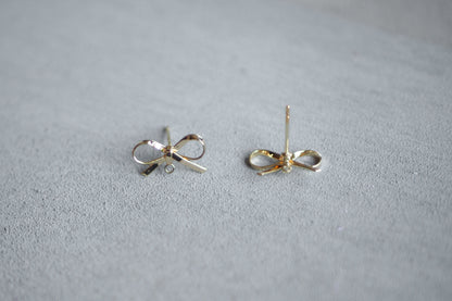 5 Paar Schleifen Ohrstecker aus Messing 18 Karat echt vergoldet, 10mm x 15mm, schmale Schleife Weihnachten Band, Schmuckzubehör Gold