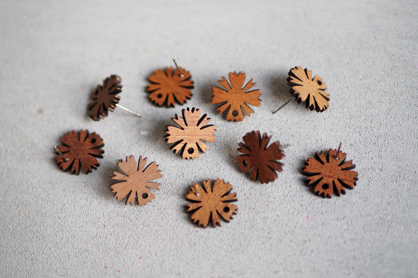 10x Holz Ohrstecker Blümenförmig, 17mm, Blumenform Blumen Blüte, Schmuckzubehör für DIY Schmuck, Walnuss Holz Ohrringe Ohrschmuck