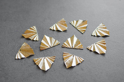 10 Fächer Anhänger aus gebürstetem Messing, echt vergoldet o. platiniert, Gold Silber, Strahlen Falten Dreieck Linien, Schmuckzubehör