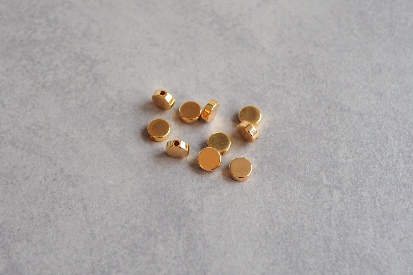 10 Stk. Perlen aus Messing, 18 Karat echt vergoldet, 4/6/8mm, Spacer Perle Metallperle Scheibe Rondell Zwischenperle Gold Schmuckzubehör