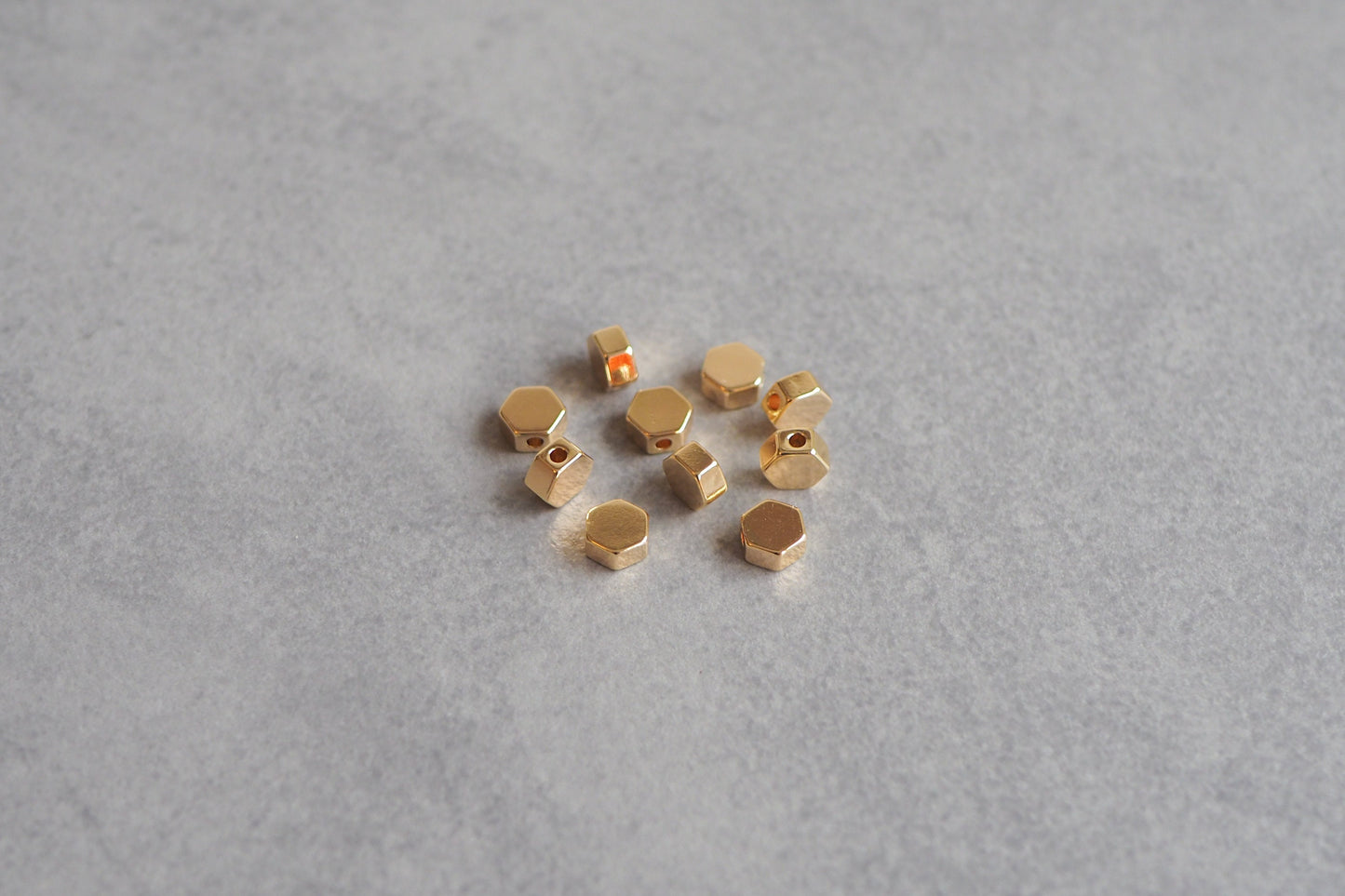 10 Stk. sechseckige Perlen aus Messing, 18 Karat echt vergoldet, 7mm, Spacer Perle Metallperle Sechseck Zwischenperle Gold Schmuckzubehör