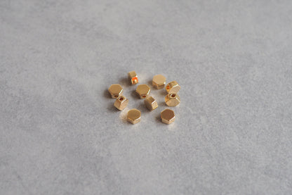 10 Stk. sechseckige Perlen aus Messing, 18 Karat echt vergoldet, 7mm, Spacer Perle Metallperle Sechseck Zwischenperle Gold Schmuckzubehör