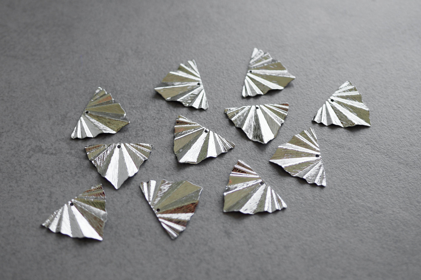 10 Fächer Anhänger aus gebürstetem Messing, echt vergoldet o. platiniert, Gold Silber, Strahlen Falten Dreieck Linien, Schmuckzubehör