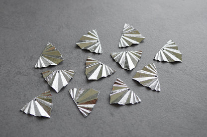 10 Fächer Anhänger aus gebürstetem Messing, echt vergoldet o. platiniert, Gold Silber, Strahlen Falten Dreieck Linien, Schmuckzubehör