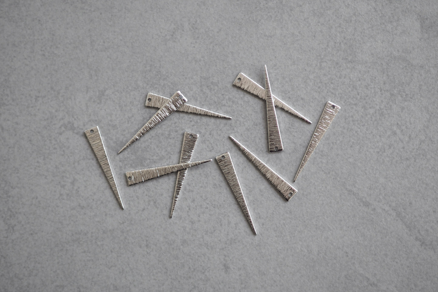 10 dreieckige Anhänger aus gebürstetem Messing, echt vergoldet o. platiniert, Gold Silber, geometrisch langes Dreieck, Schmuckzubehör