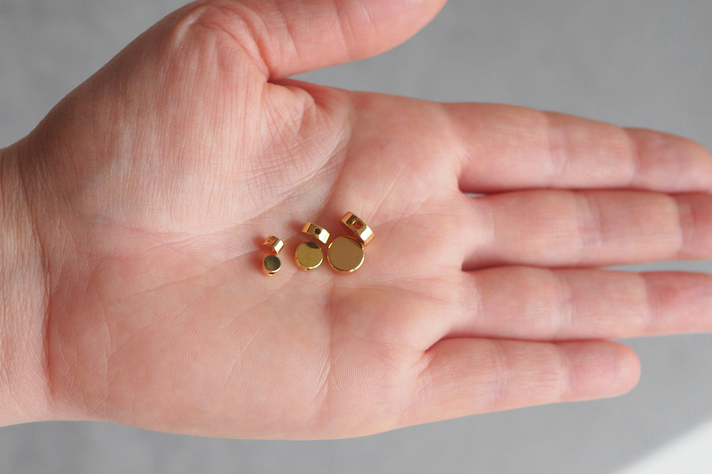 10 Stk. Perlen aus Messing, 18 Karat echt vergoldet, 4/6/8mm, Spacer Perle Metallperle Scheibe Rondell Zwischenperle Gold Schmuckzubehör
