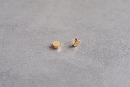 10 Stk. sechseckige Perlen aus Messing, 18 Karat echt vergoldet, 7mm, Spacer Perle Metallperle Sechseck Zwischenperle Gold Schmuckzubehör