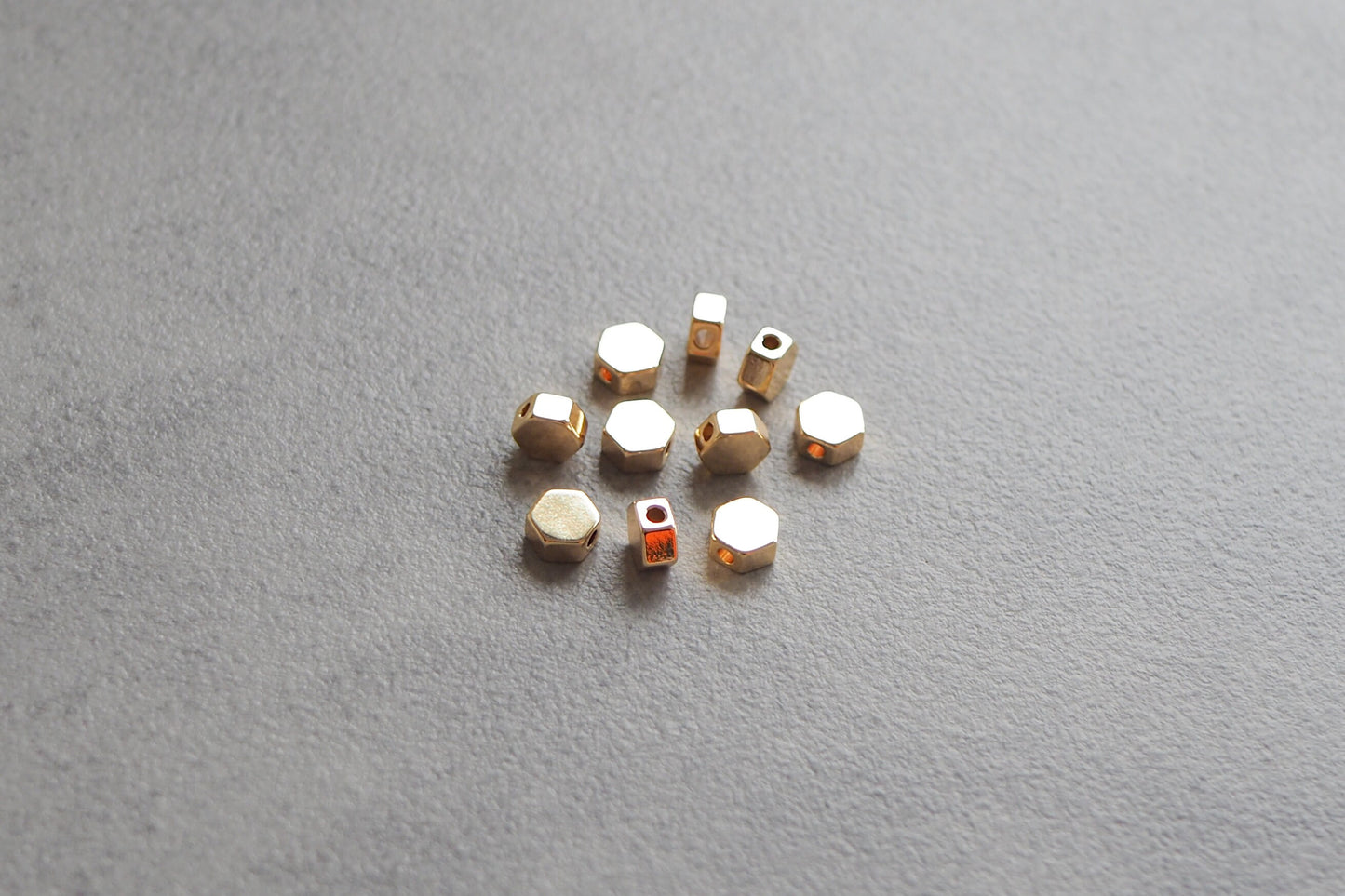 10 Stk. sechseckige Perlen aus Messing, 18 Karat echt vergoldet, 7mm, Spacer Perle Metallperle Sechseck Zwischenperle Gold Schmuckzubehör