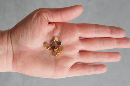10 Stk. sechseckige Perlen aus Messing, 18 Karat echt vergoldet, 7mm, Spacer Perle Metallperle Sechseck Zwischenperle Gold Schmuckzubehör